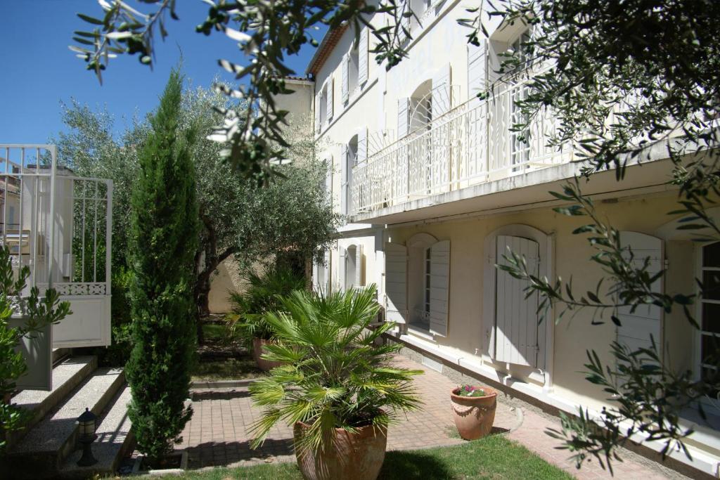 Hotel Du Cheval Blanc Saint-Rémy-de-Provence Exteriör bild